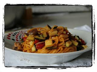 TAGLIOLINI alla CURCUMA con  DADOLATA di ZUCCHINE,POMODORINI, CHAMPIGNON e SEMI di PAPAVERO