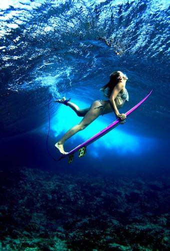 Ragazza sul surf