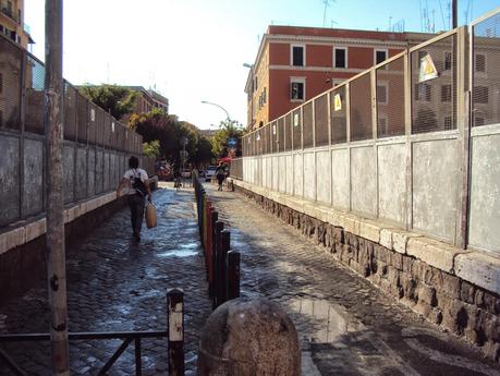 Retake Roma. Il ponticello del Pigneto come non lo avete mai visto. Ma la gente, abituata a vivere nella zella, protesta contro i volontari che puliscono