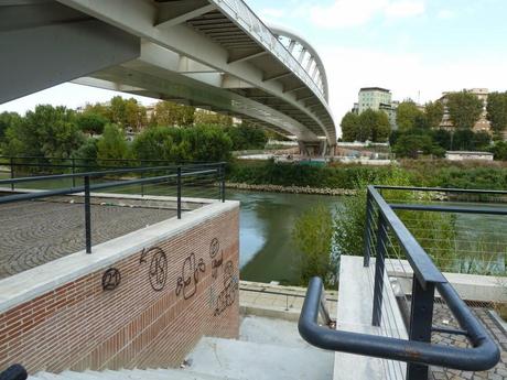 Ponte della Musica. Ecco le condizioni vergognose in cui versa la bella infrastruttura da poco inaugurata al quartiere Flaminio