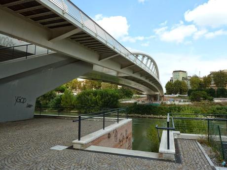 Ponte della Musica. Ecco le condizioni vergognose in cui versa la bella infrastruttura da poco inaugurata al quartiere Flaminio