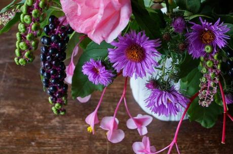 Bouquet autunnale nei toni viola, rosa e porpora
