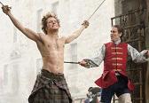 “Outlander”: Ronald Moore spiega scena delle frustate Jamie