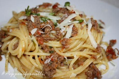 Spaghetti con salsiccia, pomodori secchi e finocchietto selvatico.