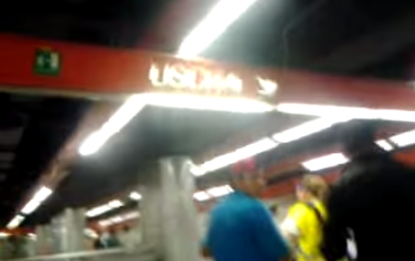Video. Ecco come sono organizzati gli scippi in metro sulle scale mobili. Spiegazione da far girare