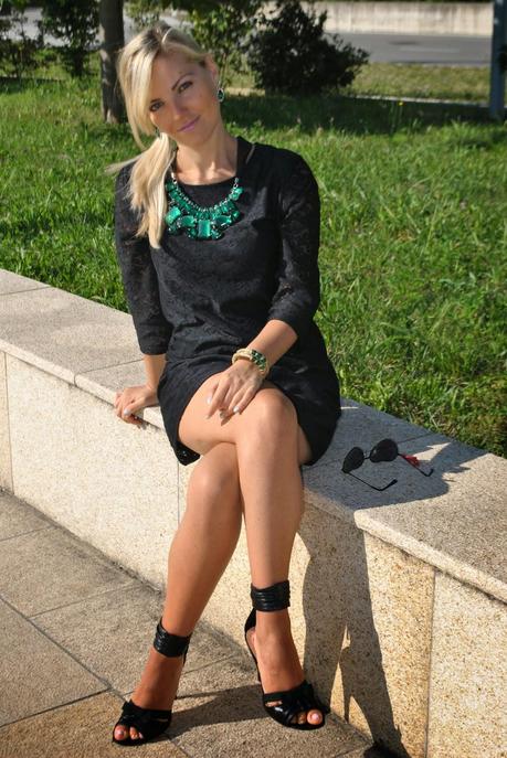 outfit abito nero in pizzo abito con manica a 3/4 abito a trapezio outfit abito a trapezio accessori verde smeraldo,orecchini con pietra verde smeraldo e cristalli bracciale oro con pietre verde smeraldo collana maxi con pietre verde smeraldo abbinamento verde smeraldo e nero come abbinare il colore verde smeraldo abbinamenti abito in pizzo scarpe fornarina con fascia alla caviglia coda laterale acconciature anni 60 abiti anni 60 how towear lace dress outfit lace dress fornarina abito tezenis outfit settembre 2014 settembre 2014 lookbook street style settembre 2014 outfit di mariafelicia magno fashion blogger di colorblock by felym fashion blogger bionde smalto celeste fashion blogger milano fashion blogger bionde mariafelicia magno majique gioielli majique orecchini majique con pietra verde smeraldo e cristalli incastonati