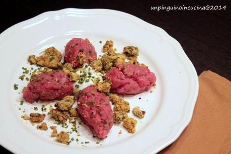 Tartare di manzo con crumble ai capperi e olive