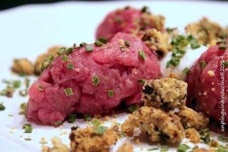 Tartare di manzo con crumble ai capperi e olive