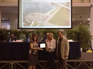 Il premio consegnato all'Assessore al Verde Pubblico del Comune di Luino, Alessandra Miglio, nella foto insieme all'architetto Stefano Sant'Ambrogio