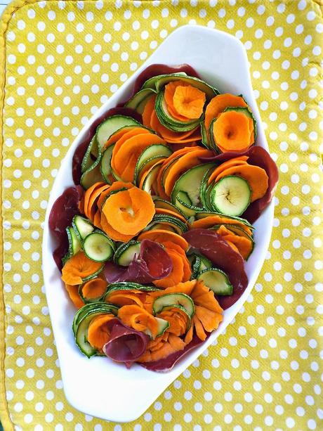 La vita è una manciata di conchiglie rosse e un'insalata bouquet