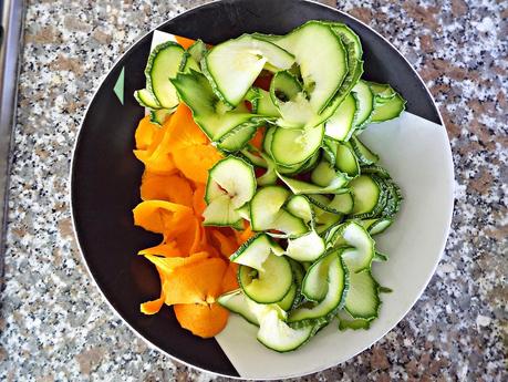 La vita è una manciata di conchiglie rosse e un'insalata bouquet