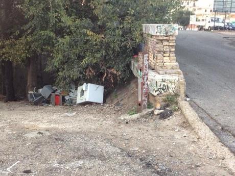 Un accampamento di nomadi nel cuore della città. Ai margini del Mattatoio di Testaccio, col Tevere che si trasforma in discarica