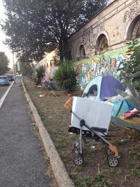 Un accampamento di nomadi nel cuore della città. Ai margini del Mattatoio di Testaccio, col Tevere che si trasforma in discarica