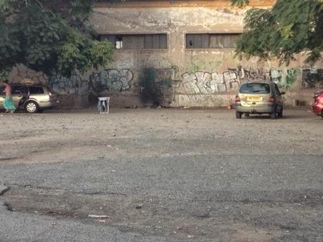 Un accampamento di nomadi nel cuore della città. Ai margini del Mattatoio di Testaccio, col Tevere che si trasforma in discarica