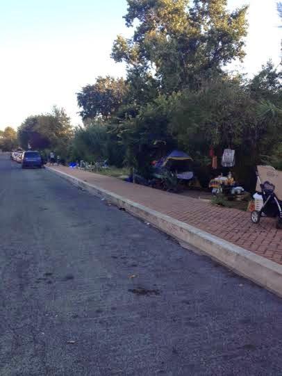 Un accampamento di nomadi nel cuore della città. Ai margini del Mattatoio di Testaccio, col Tevere che si trasforma in discarica