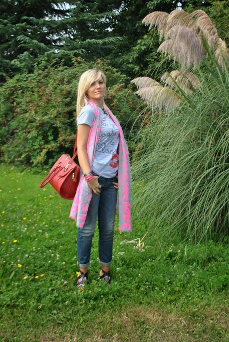 outfit casual outfit t-shirt e jeans abbinamento jeans e tecchi jeans e tacchi jeans e t-shirt t-shirt con la scritta da grande voglio fare la blogger pashmina grigia con scritte fucsia come indossare un foulard come indossare una pashmina outfit borsa rossa borsa rossa a bauletto con tracolla fashion blogger italiane fashion blogger bionde outfit settembre 2014 outfit estivi outfit settembre lookbook settembre 2014 streetstyle settembre 2014 streetstyle pashmina t-shirt grigia abbinamenti grigio