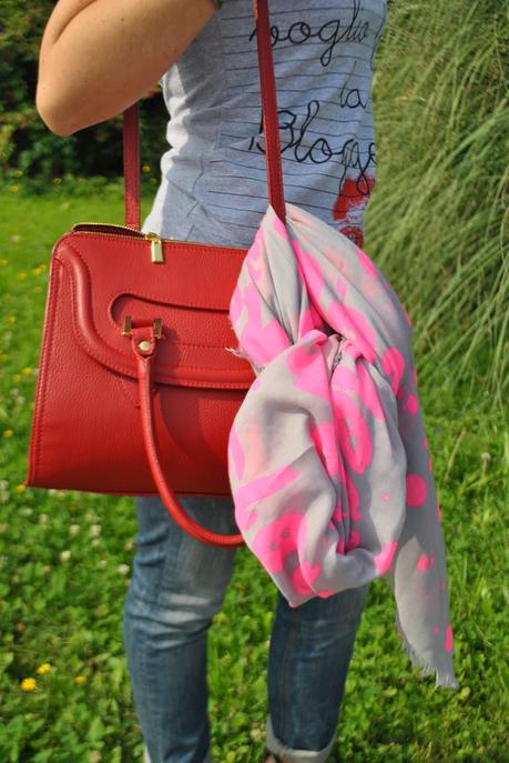 outfit casual outfit t-shirt e jeans abbinamento jeans e tecchi jeans e tacchi jeans e t-shirt t-shirt con la scritta da grande voglio fare la blogger pashmina grigia con scritte fucsia come indossare un foulard come indossare una pashmina outfit borsa rossa borsa rossa a bauletto con tracolla fashion blogger italiane fashion blogger bionde outfit settembre 2014 outfit estivi outfit settembre lookbook settembre 2014 streetstyle settembre 2014 streetstyle pashmina t-shirt grigia abbinamenti grigio