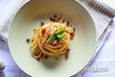 Spaghetti con Briciole di Pane Acciughe e Capperi