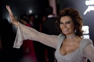 Sophia Loren: l’icona della femminilità all’italiana si svela nell’autobiografia “Ieri, oggi, domani”