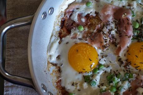 Uova al Tegamino con Piselli e Prosciutto