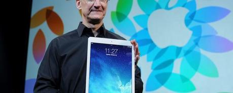 Tim-Cook-holding-iPad-Pro-Bloomberg-mockup-001