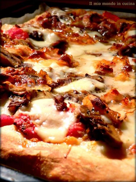 PIZZA con FUNGHI, GUANCIALE e provolone