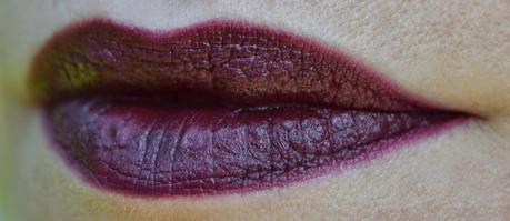 Rossetto Lingering Kiss della collezione A Novel Romance di Mac Swatches