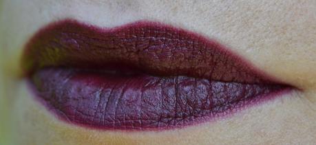 Rossetto Lingering Kiss della collezione A Novel Romance di Mac Swatches