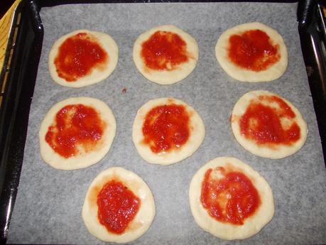 In cucina con Fontanara: pizzette con provola e salsiccia piccante