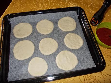 In cucina con Fontanara: pizzette con provola e salsiccia piccante