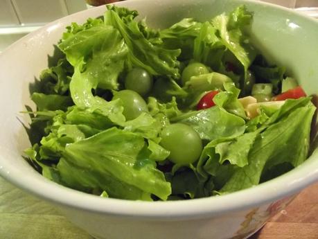 INSALATA DI UVA, PERE, NOCI E FORMAGGIO