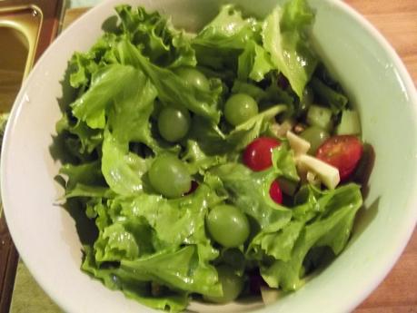 INSALATA DI UVA, PERE, NOCI E FORMAGGIO