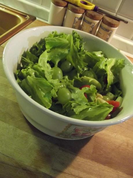 INSALATA DI UVA, PERE, NOCI E FORMAGGIO