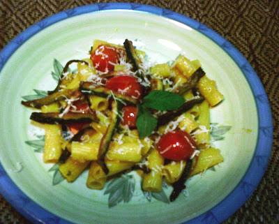 Tortiglioni gialli con zucchine e pomodorini