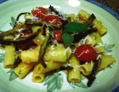 Tortiglioni gialli con zucchine e pomodorini