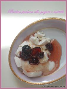 Broken pavlova allo yogurt e mirtilli