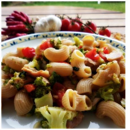 PIPE INTEGRALI CON BROCCOLETTI,POMODORINI E TONNO