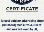 stabilito record mondiale cartellone pubblicitario grande