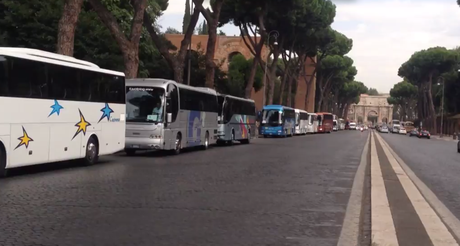 Video. Il Palatino e Via di San Gregorio letteralmente sommersi dai bus turistici. Area Archeologica Centrale fuori controllo