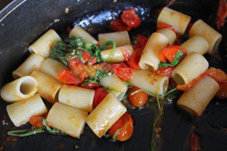 Pasta con pomodorini simil confit e rucola