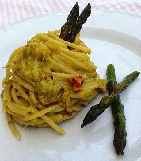 Spaghetti con crema di asparagi, pomodori secchi e Raschera