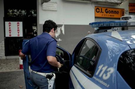 Agguato in strada a San Basilinio: 61enne gambizzato dinnanzi a un bar