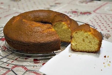 Viva la semplicità, il ciambellone con yogurt alla fragola