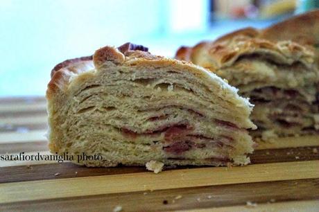 Focaccia sfogliata con pancetta coppata e parmigiano