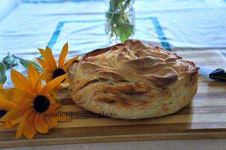 Focaccia sfogliata con pancetta coppata e parmigiano