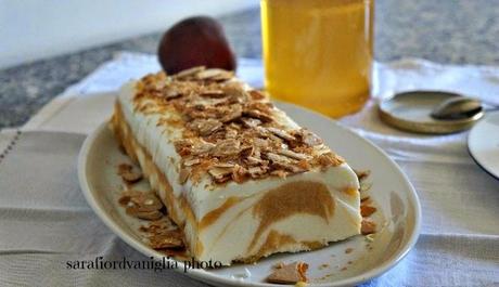 Semifreddo allo yogurt marmorizzato alla pesca