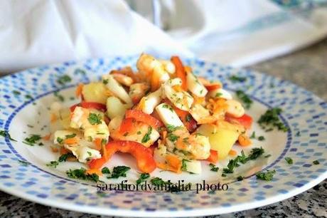 Insalata multicolor di pesce e verdure