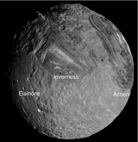 Un mosaico dell'emisfero Sud di Miranda, il satellite di Urano con un raggio di 236 km. Da dx a sx sono visibili le corone Elsinore, Inverness e Arden 