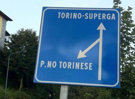 Cartello stradale con abbreviazione per PINO TORINESE.