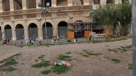 Ben venuti turisti. Ecco come vi apparecchiamo Piazza del Colosseo dopo che vi abbiamo fatto pagare 7 euro al giorno a persona di city tax